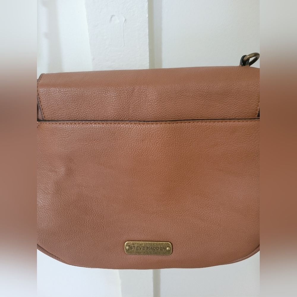 Steve Madden Elegant Tan Leather Shoulder Bag - Picture 5 of 13